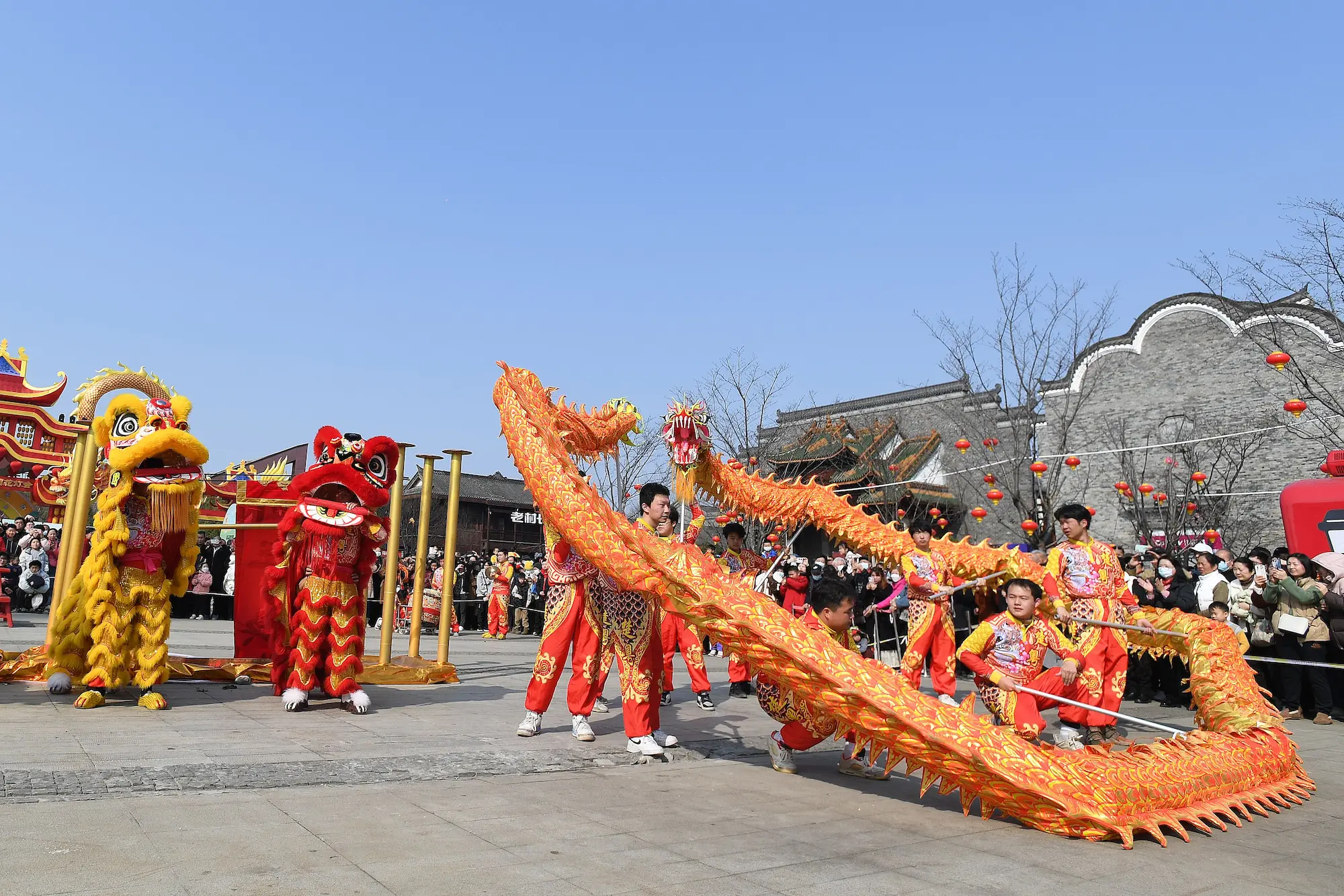 Dragon dance performance at the Hankouli intangible heritage temple fair
