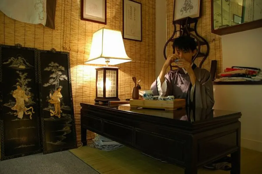 A Chinese tea ceremony being performed with gongfu style tea set
